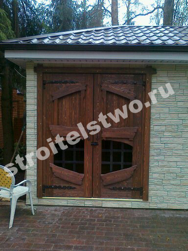 Двери распашные из массива