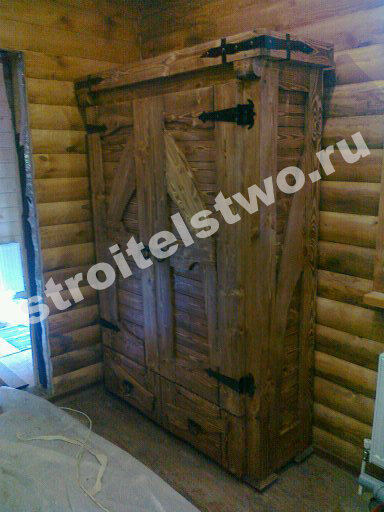 Шкаф из массива под старину